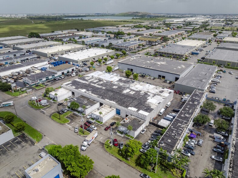 8215 NW 64th St, Miami, FL à vendre - Aérien – Image 3 sur 13