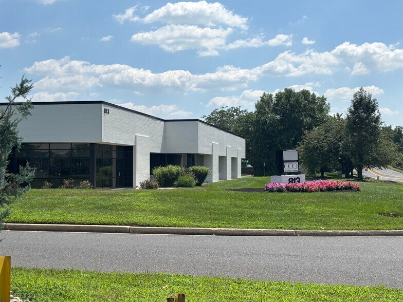 813 East Gate Dr, Mount Laurel, NJ à vendre - Photo de l’immeuble – Image 1 sur 15