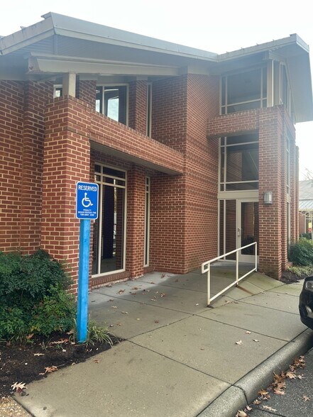 9 Manhattan Sq, Hampton, VA à louer - Photo de l’immeuble – Image 3 sur 4