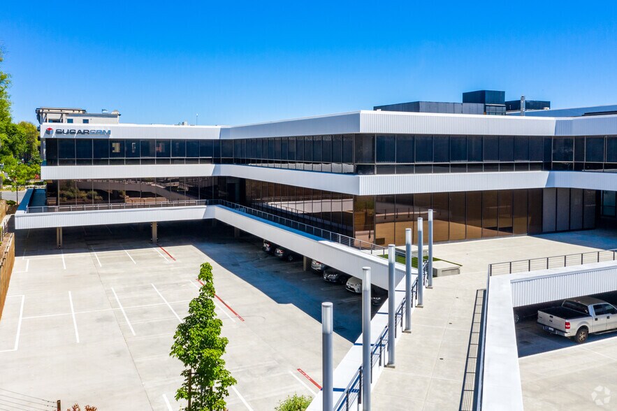 10050 N Wolfe Rd, Cupertino, CA à louer - Photo de l’immeuble – Image 1 sur 4