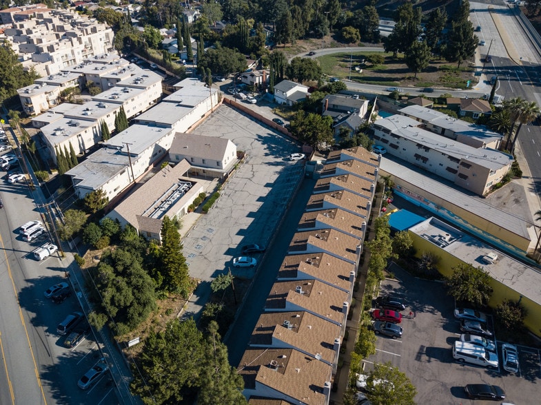 2817 Montrose Ave, Glendale, CA à vendre - Photo de l’immeuble – Image 3 sur 10