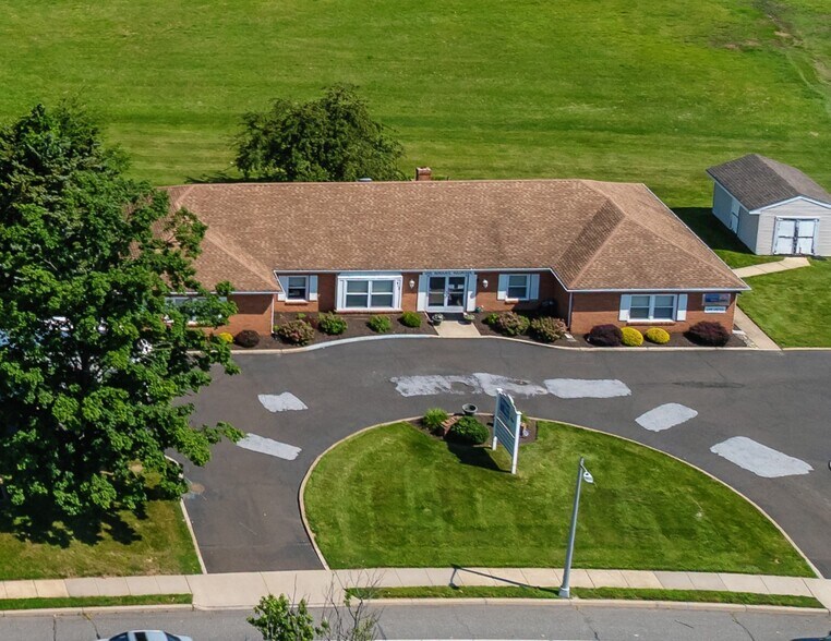 413 Hood Blvd, Fairless Hills, PA à vendre - Photo de l’immeuble – Image 3 sur 8