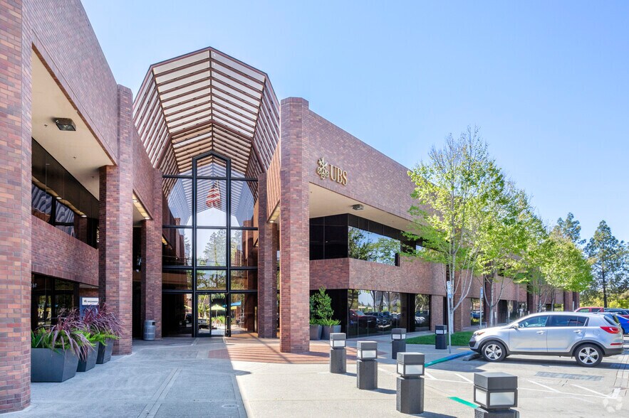 1610 Arden Way, Sacramento, CA à louer - Photo de l’immeuble – Image 3 sur 21