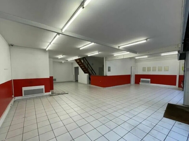 Local d’activités dans  à louer - Photo de l’immeuble – Image 1 sur 2