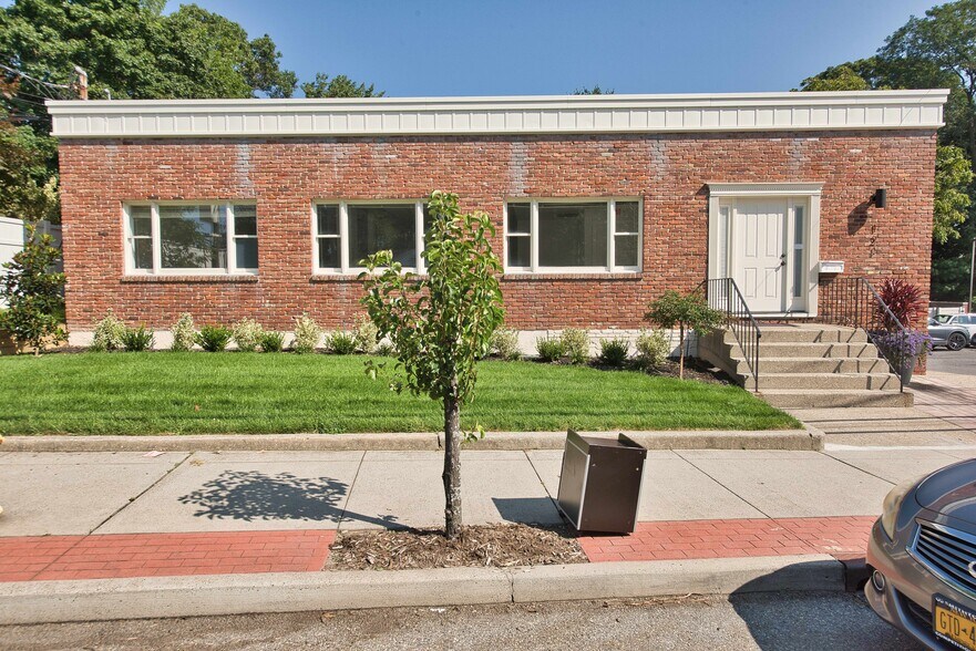 121 Pulaski Rd, Kings Park, NY à vendre - Photo de l’immeuble – Image 2 sur 22