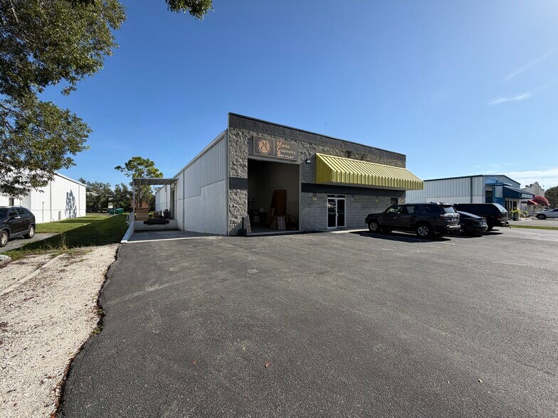 6321 Metro Plantation Rd, Fort Myers, FL à louer - Photo de l’immeuble – Image 2 sur 9