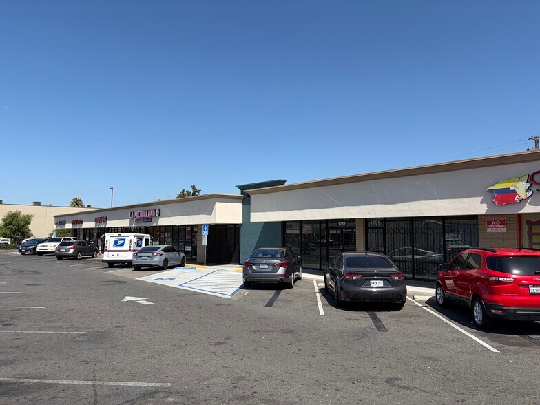 1701-1725 W Chapman Ave, Orange, CA à louer - Photo de l’immeuble – Image 3 sur 8