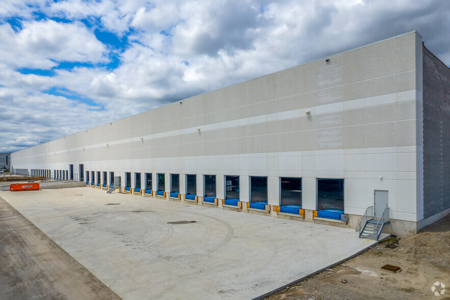 865 Gibraltar Rd, Vaughan, ON à louer - Photo de l’immeuble – Image 3 sur 7