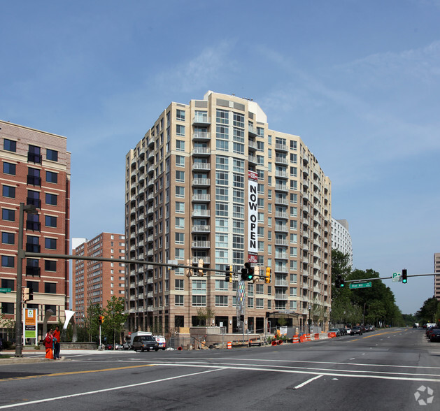 1200 East West Hwy, Silver Spring, MD à louer - Photo de l’immeuble – Image 3 sur 33