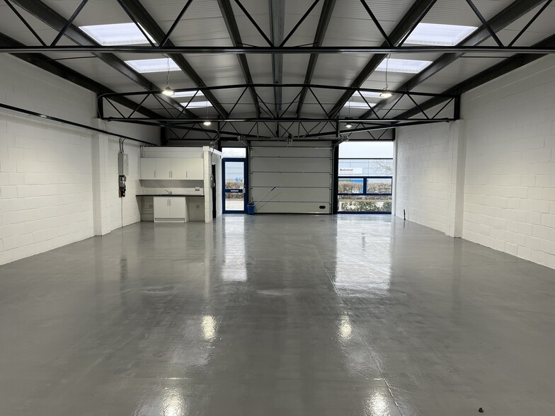 100-116 Tanners Dr, Milton Keynes à louer - Photo de l’immeuble – Image 3 sur 8