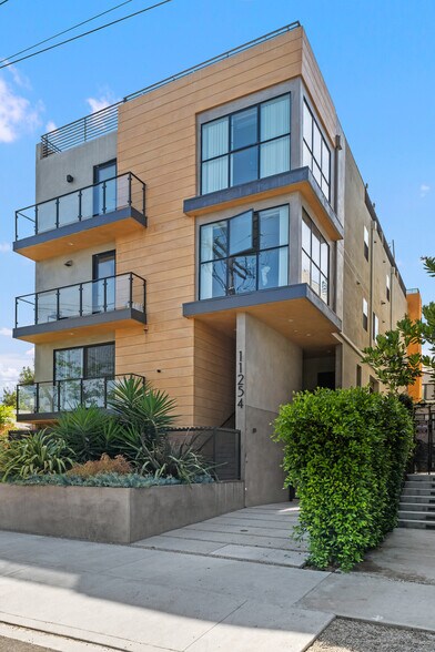 11254 Mississippi Ave, Los Angeles, CA à vendre - Photo de l’immeuble – Image 2 sur 31