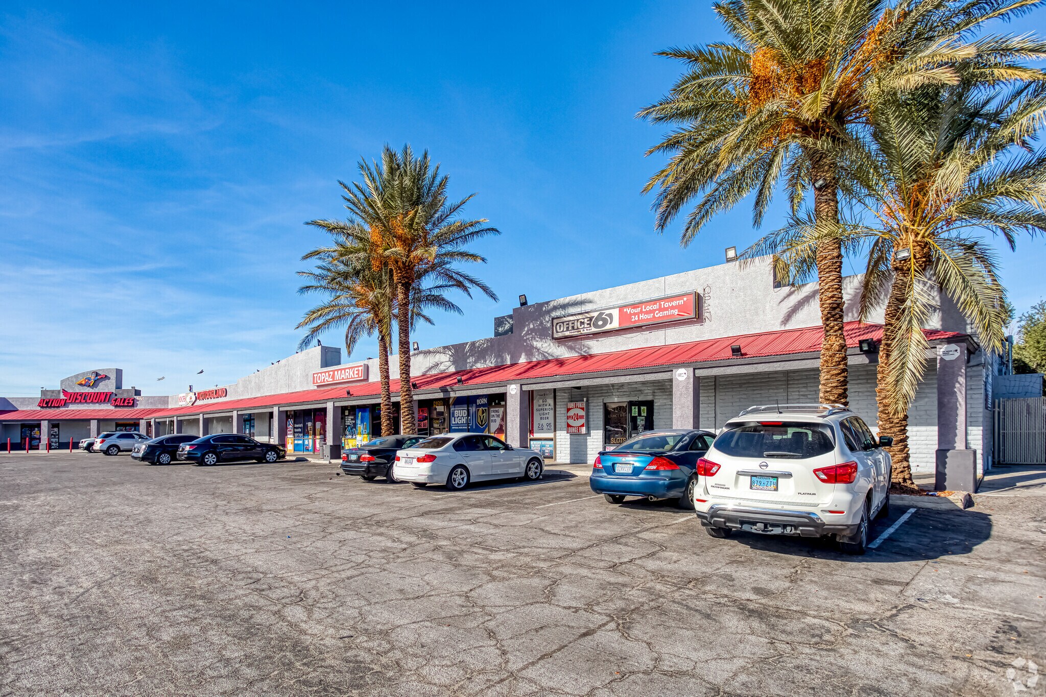 2570 E Tropicana Ave, Las Vegas, NV à louer Photo de l’immeuble– Image 1 sur 16