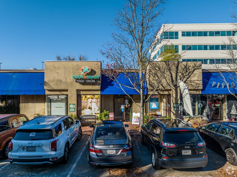 308 W Ponce de Leon Ave, Decatur, GA à louer - Photo de l’immeuble – Image 2 sur 5