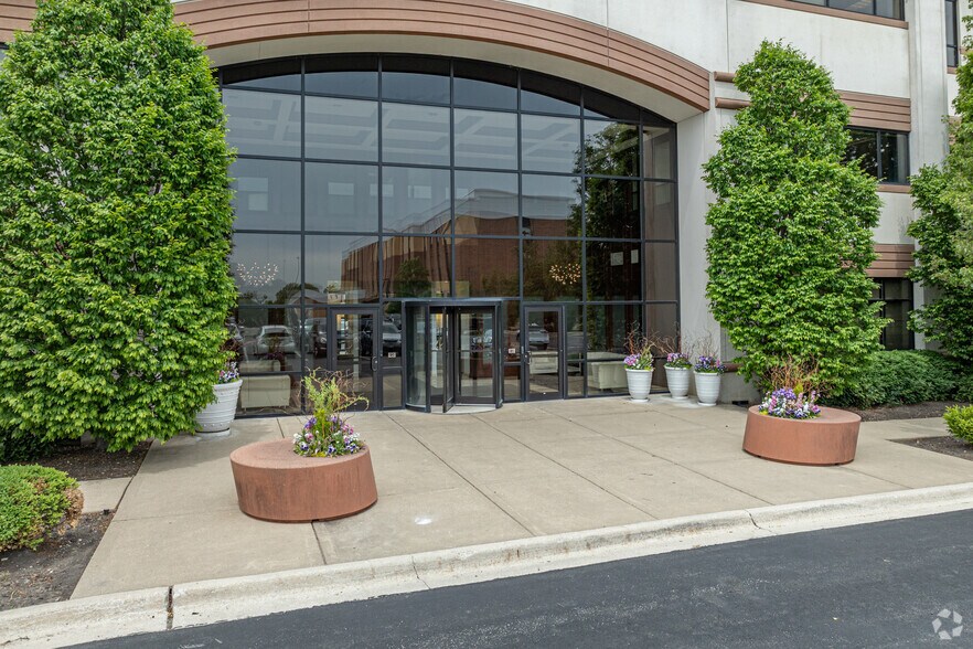150 Harvester Dr, Burr Ridge, IL à louer - Photo de l’immeuble – Image 2 sur 5