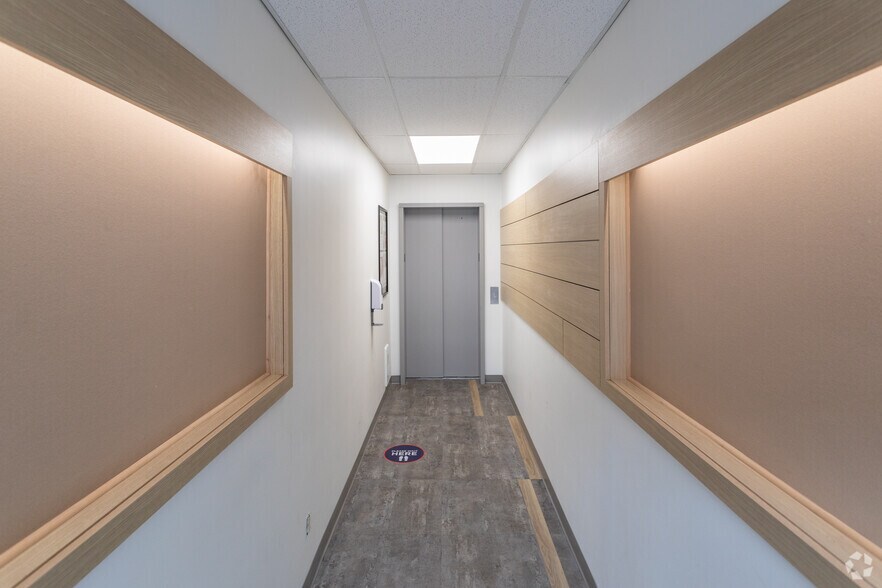 3044 Edgemont Blvd, North Vancouver, BC à louer - Hall d’entrée – Image 3 sur 7