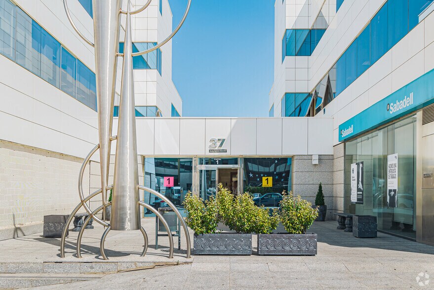 Bureau dans Móstoles, Madrid à louer - Photo de l’immeuble – Image 2 sur 9