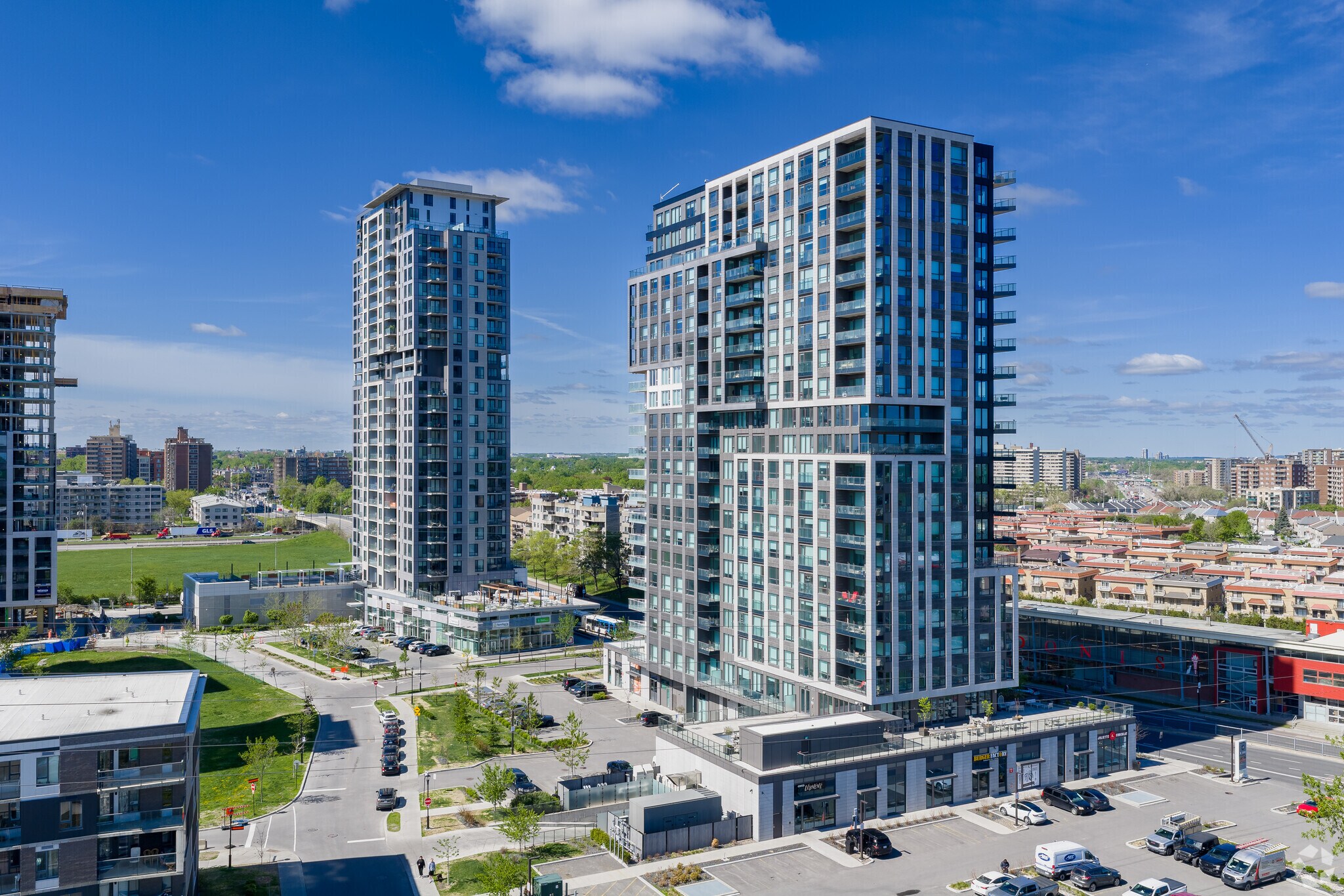 2100-2220 Sauvé Rue O, Mont-Royal, QC à louer Photo principale– Image 1 sur 9
