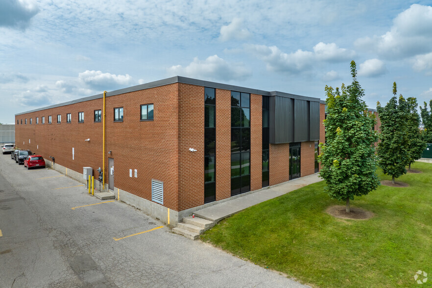 375-377 Canarctic Dr, Toronto, ON à louer - Photo de l’immeuble – Image 2 sur 4