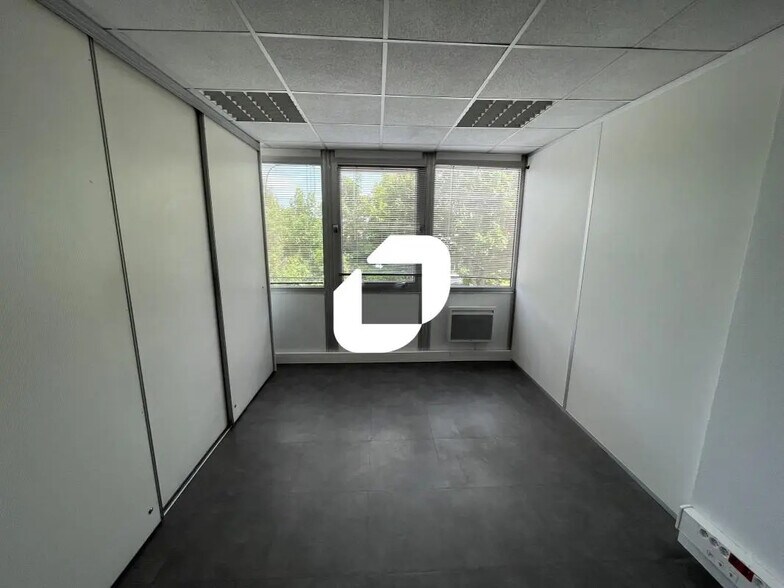 Bureau dans Noisy-le-Grand à louer - Photo de l’immeuble – Image 2 sur 8