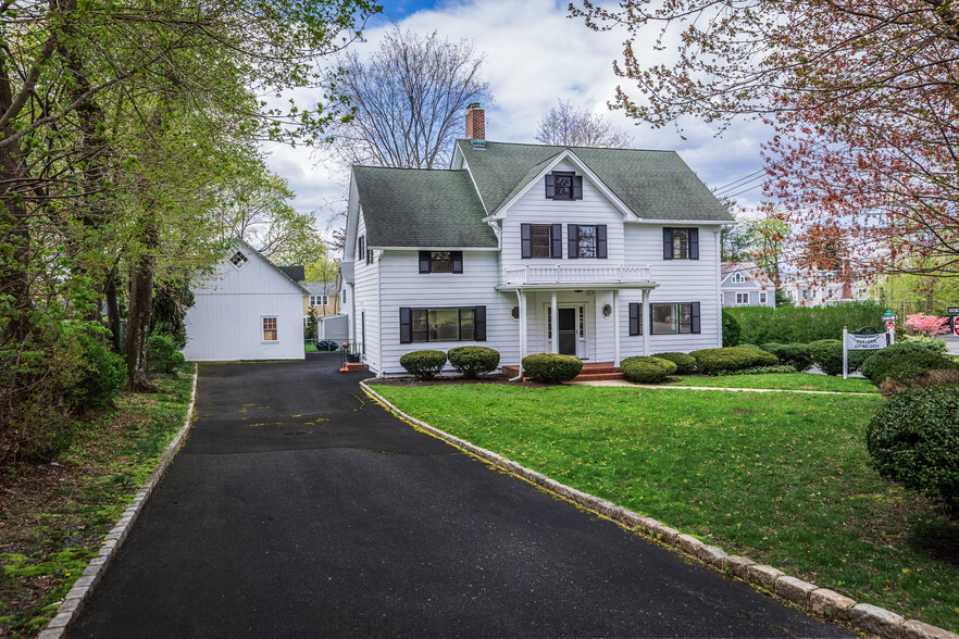 100 E Carver St, Huntington, NY à louer - Photo de l’immeuble – Image 2 sur 12