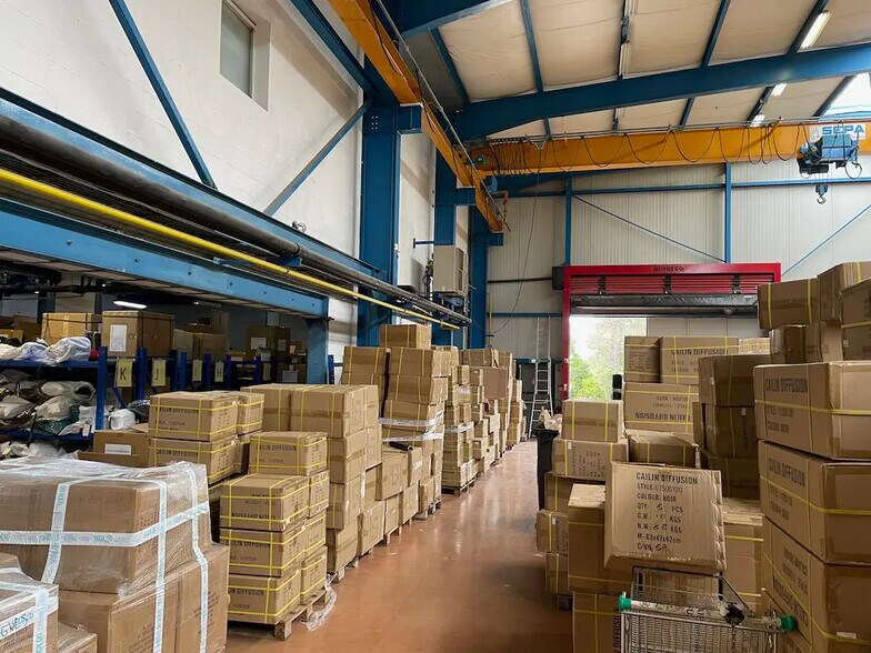 Industriel/Logistique dans Signes à louer - Photo de l’immeuble – Image 2 sur 4