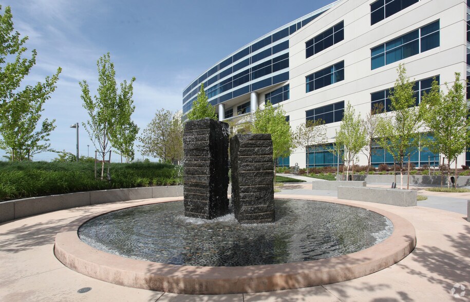 925 Highland Pointe Dr, Roseville, CA à louer - Photo de l’immeuble – Image 2 sur 4