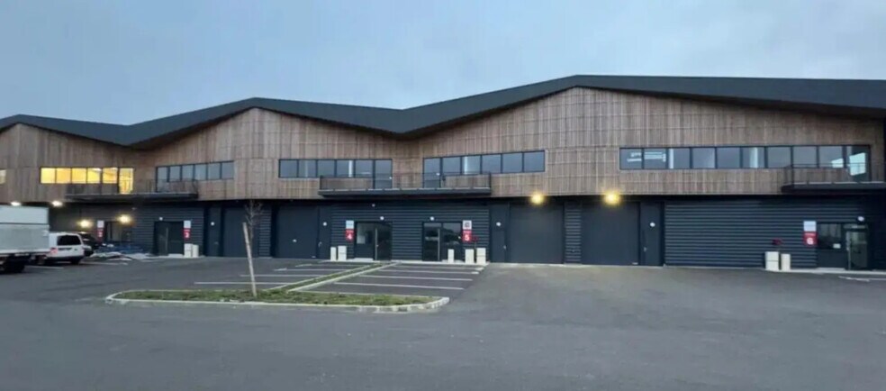 Local d'activités dans Moissy-Cramayel à vendre - Photo de l’immeuble – Image 1 sur 5