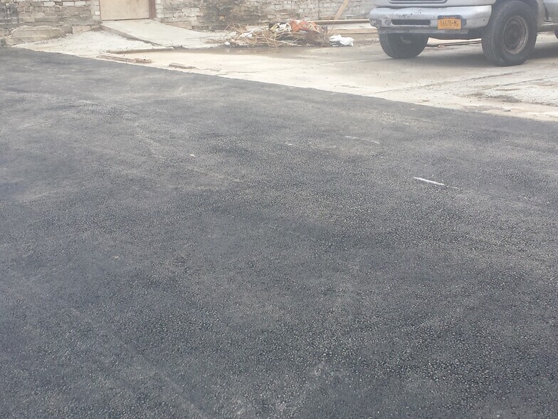 22 Grattan St, Brooklyn, NY à louer - Photo de l’immeuble – Image 3 sur 6