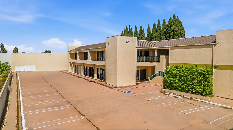 5375 Industrial Dr, Huntington Beach, CA à vendre - Photo de l’immeuble – Image 2 sur 36