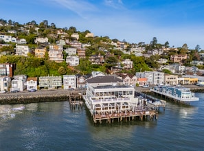 558 Bridgeway, Sausalito, CA à louer Photo de l’immeuble– Image 2 sur 7