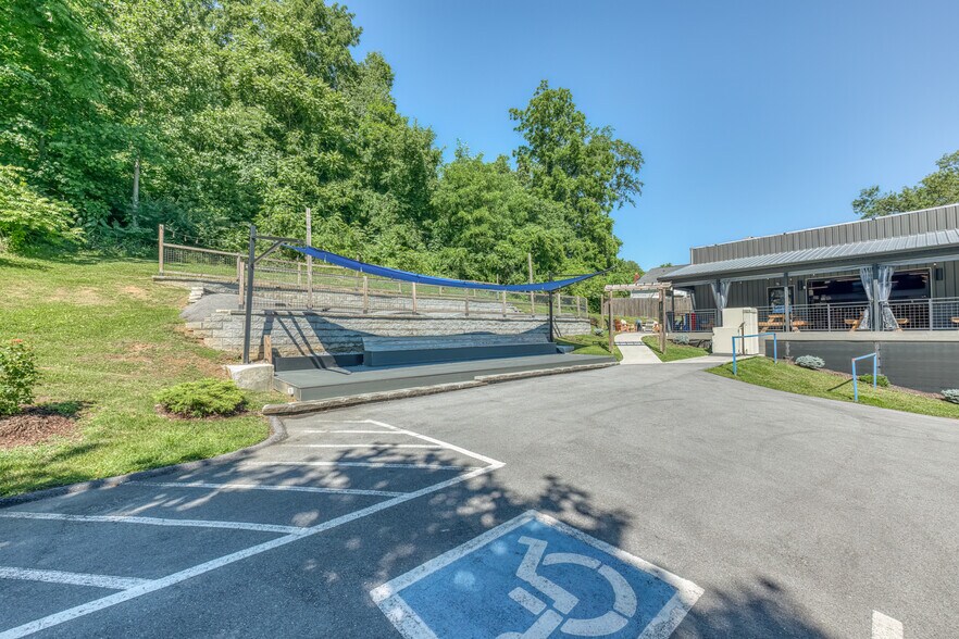 640 E Maple St, Johnson City, TN à vendre - Photo de l’immeuble – Image 3 sur 67