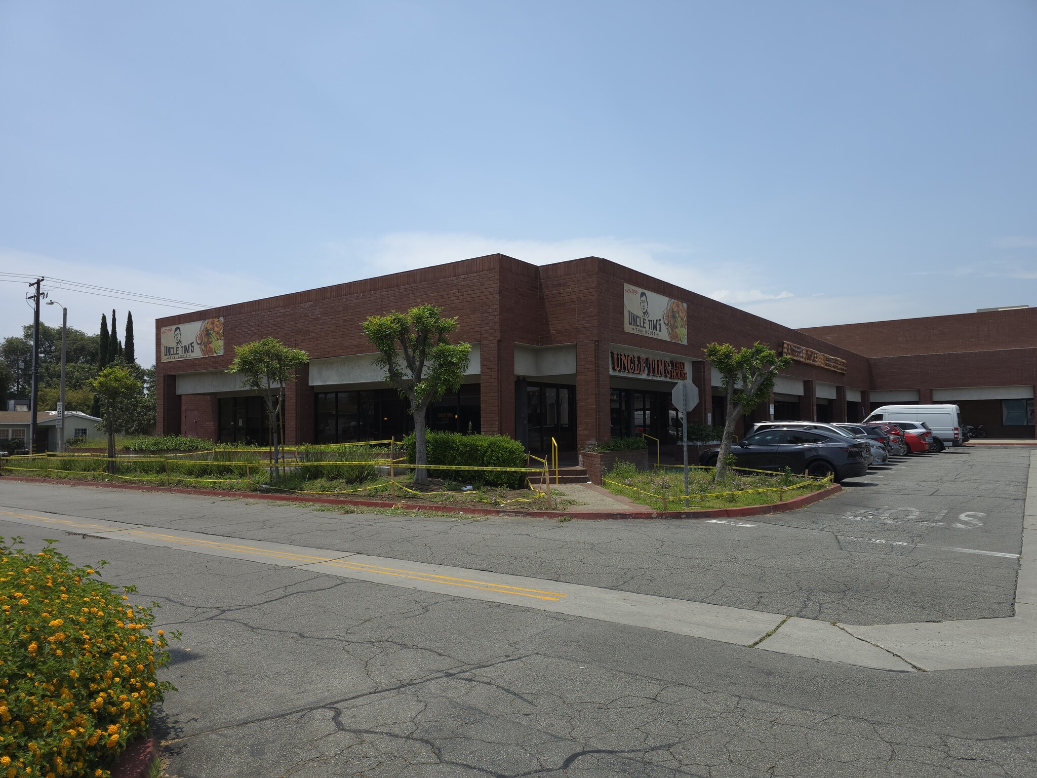 327-337 N Azusa Ave, West Covina, CA à louer Photo de l’immeuble– Image 1 sur 21