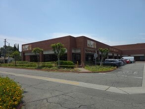 327-337 N Azusa Ave, West Covina, CA à louer Photo de l’immeuble– Image 1 sur 21