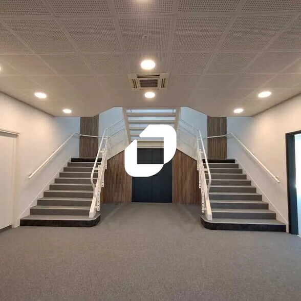 Bureau dans Guyancourt à louer - Hall d’entrée – Image 3 sur 15