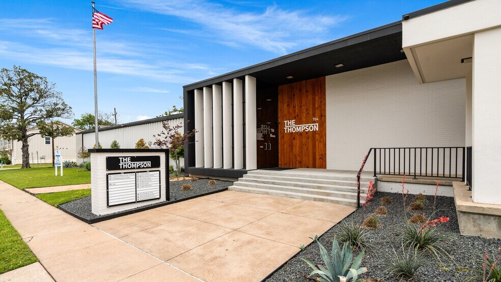 702 N Thompson St, Conroe, TX à louer - Photo de l’immeuble – Image 1 sur 26