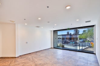 26610 Agoura Rd, Calabasas, CA à louer Hall d’entrée– Image 2 sur 7