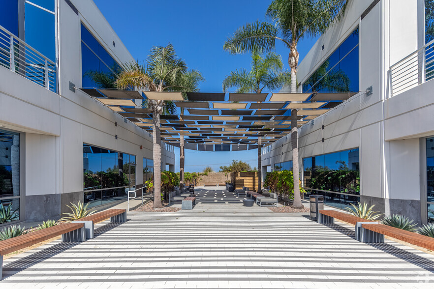 6183 Paseo del Norte, Carlsbad, CA à louer - Photo de l’immeuble – Image 3 sur 15