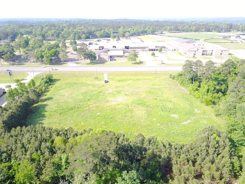 Waterford Park Plaza - Terrain