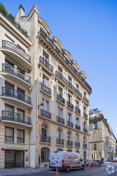 1-3 Rue De Penthièvre, Paris à louer - Photo de l’immeuble – Image 2 sur 22