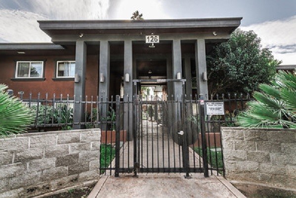 126 E Jamestown St, Stockton, CA à vendre - Photo de l’immeuble – Image 3 sur 12