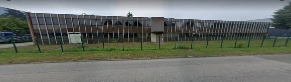 Local d'activités dans Plaisir à vendre - Photo de l’immeuble – Image 1 sur 9