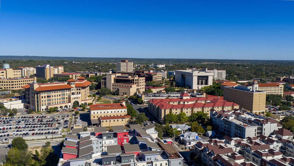 715 W Hopkins St, San Marcos, TX à vendre - Photo de l’immeuble – Image 3 sur 21