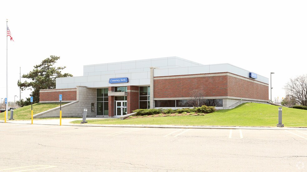 17111 N Laurel Park Dr N, Livonia, MI à vendre - Photo de l’immeuble – Image 2 sur 4