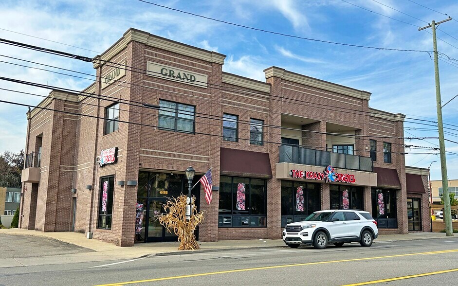 32821 Grand River Ave, Farmington Hills, MI à vendre - Photo de l’immeuble – Image 2 sur 16