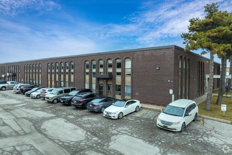 4480 Chesswood Dr, Toronto, ON à louer - Photo de l’immeuble – Image 2 sur 4