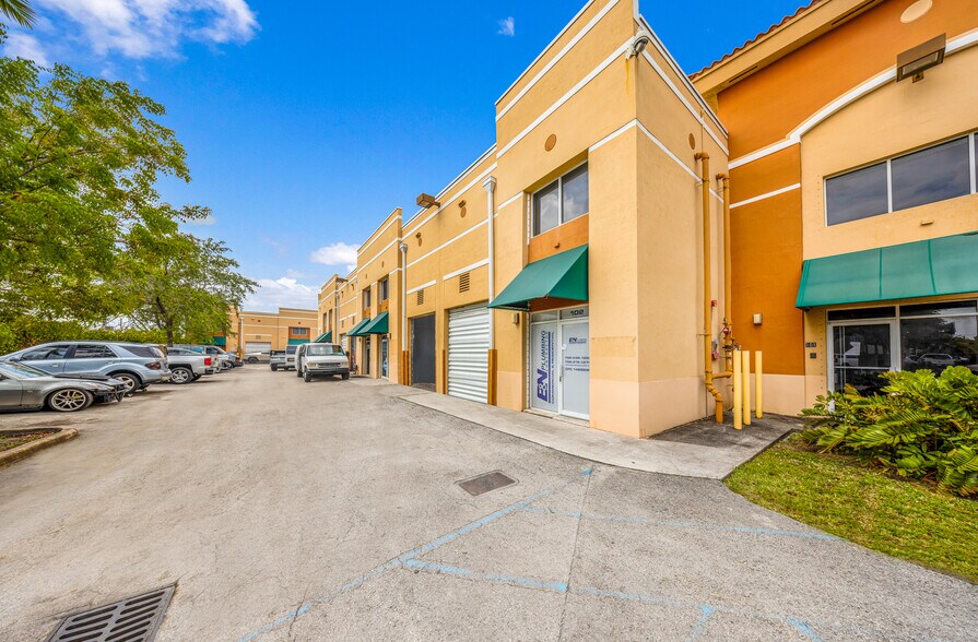 11965 SW 142nd Ter, Miami, FL à louer - Photo de l’immeuble – Image 2 sur 19