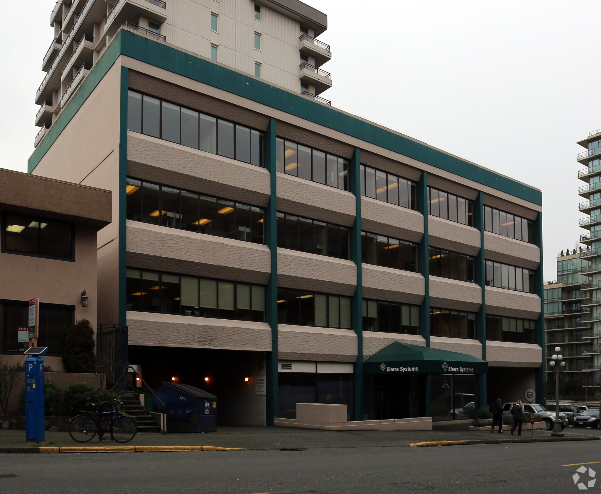 737 Courtney St, Victoria, BC à louer Photo de l’immeuble– Image 1 sur 7