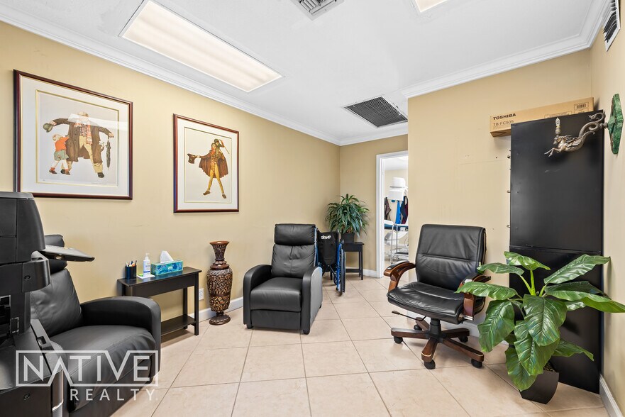 1101 E Sample Rd, Pompano Beach, FL à louer - Photo de l’immeuble – Image 3 sur 9