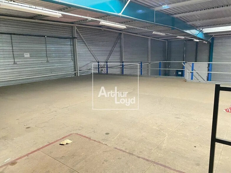 Local d'activités dans Lisses à vendre - Photo de l’immeuble – Image 3 sur 7