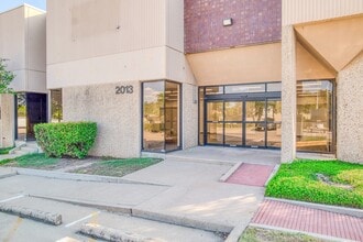 2020 Rutland Dr, Austin, TX à louer Photo de l’immeuble– Image 1 sur 10